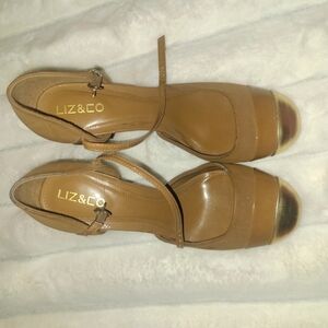 liz & co. Women's Tan and Gold Shoes